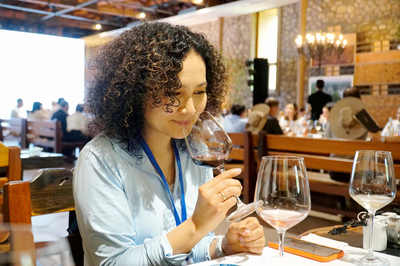 2022中國有約 中外媒體探訪寧夏，品味葡萄酒的